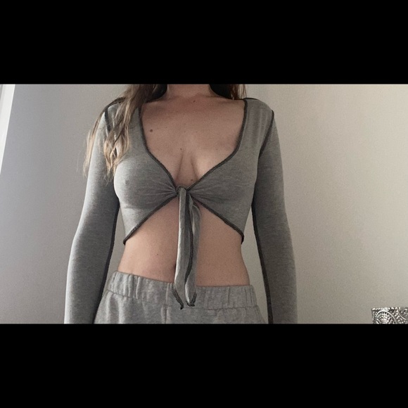 Long-Sleeve Crop Top with Tie - NWOT💗 - Picture 4 of 4
